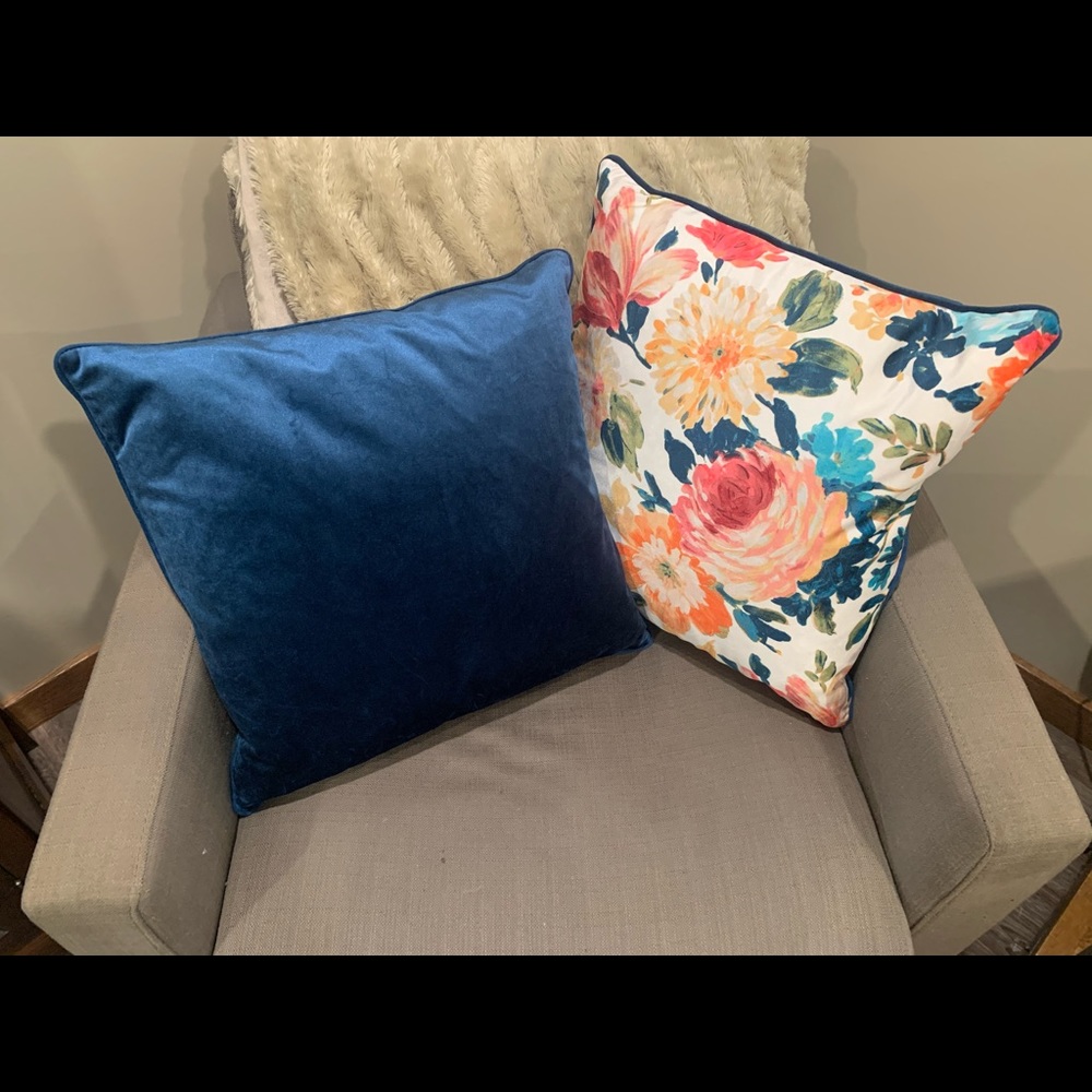 Floral pillows excellent condition
